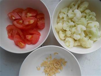 番茄炒菜花的做法步骤2