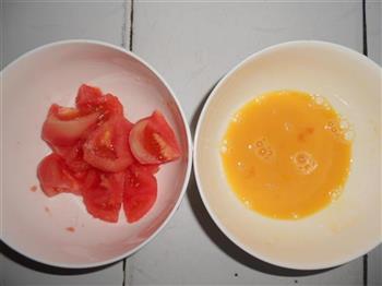 番茄鸡蛋紫菜汤的做法步骤1