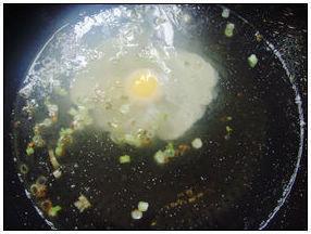 葱香鸡蛋面的做法步骤5