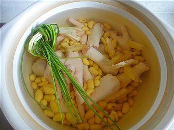 黄豆鸡脚汤的做法步骤3