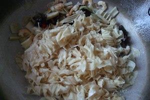海米扁尖烧豆皮的做法步骤8