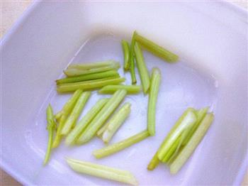 凉拌黄豆芽的做法步骤3