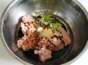 黄瓜猪肉木耳水饺的做法步骤3