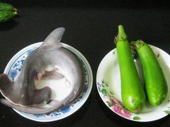 鲨鱼茄子砂锅煲的做法步骤1
