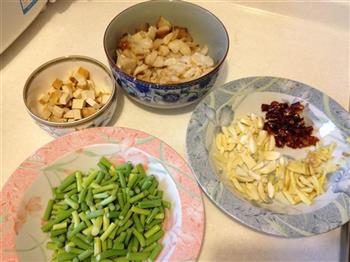 沙茶蒜苔煸腊肉的做法步骤1