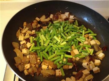 沙茶蒜苔煸腊肉的做法步骤2