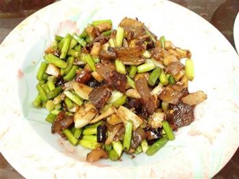 沙茶蒜苔煸腊肉的做法步骤4