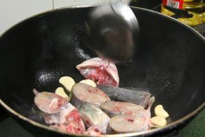 榨菜钳鱼煲的做法步骤3
