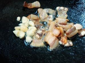 腊肉蚕豆煮萝卜干的做法步骤2