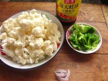 蚝油青椒炒花菜的做法步骤1