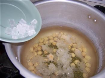 银耳莲子绿豆粥的做法图解6