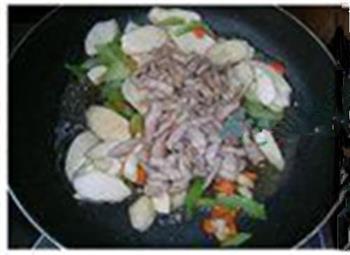 茭白芹菜炒肉丝的做法步骤5