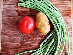 番茄土豆炖豆角的做法步骤1