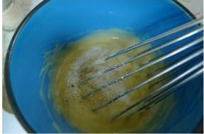 自制法式蛋黄酱的做法步骤5
