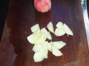 黄瓜拌桃子的做法图解2