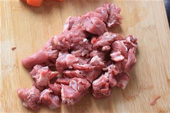 胡萝卜炖牛肉的做法图解1