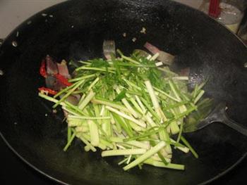 腊肉炒水芹菜的做法步骤8