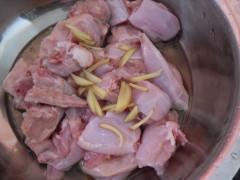 家常炒兔肉的做法步骤2