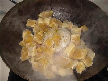猪肉酸菜炖冻豆腐的做法图解3