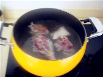 天麻煲鸭汤的做法步骤2
