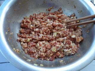 猪肉豇豆蒸包子的做法图解2