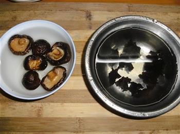 黑蒜香菇木耳汤的做法步骤2
