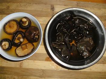 黑蒜香菇木耳汤的做法步骤3