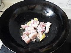 黄花菜烧五花肉的做法步骤4