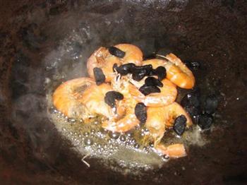 黑蒜炒大虾的做法步骤5