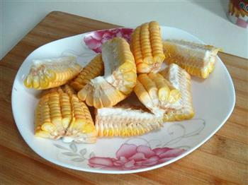 玉米炖腔骨的做法步骤3