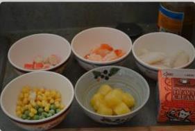 菠萝海鲜焗饭的做法步骤1