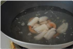 菠萝海鲜焗饭的做法步骤2