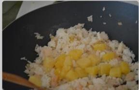 菠萝海鲜焗饭的做法图解7