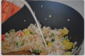 菠萝海鲜焗饭的做法图解9