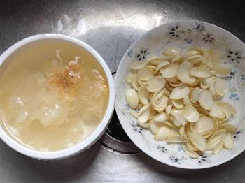 银耳百合汤的做法图解2