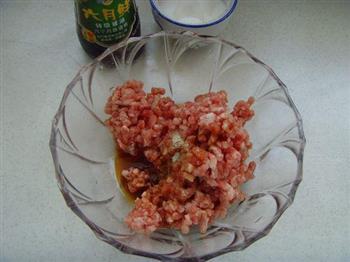 山蘑猪肉饺的做法步骤1