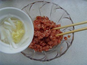 山蘑猪肉饺的做法图解2