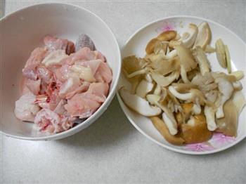 鸡肉炒双菇的做法步骤1