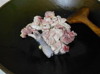 鸡肉炒双菇的做法步骤3