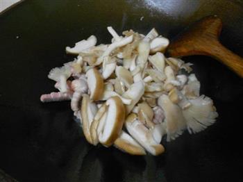 鸡肉炒双菇的做法步骤4