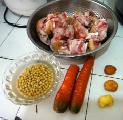 黄豆猪脚汤的做法步骤1