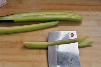 黄瓜汆里脊肉片的做法步骤3