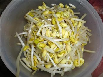 香肠粉丝炖黄豆芽的做法步骤1
