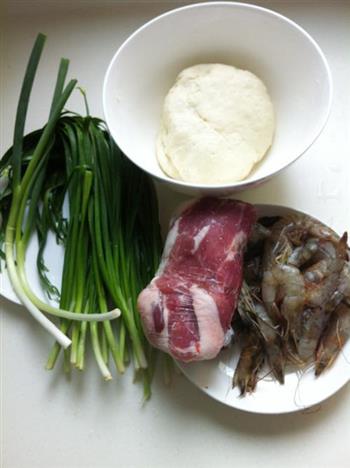 韭菜鲜虾肉煎包的做法步骤1
