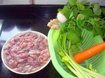 芹菜胡萝卜炒鱼肚的做法步骤1