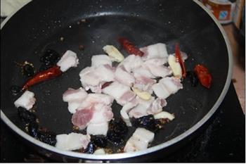 黑蒜红烧肉焖土豆的做法步骤4