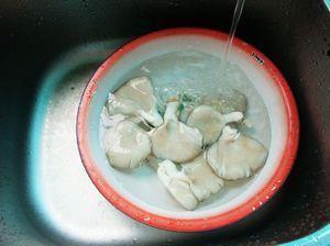 蘑菇炒包心菜的做法步骤1