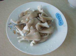 蘑菇炒包心菜的做法步骤2