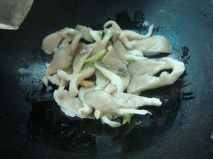 蘑菇炒包心菜的做法步骤6