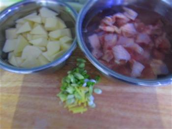 土豆烧鸡块的做法步骤1